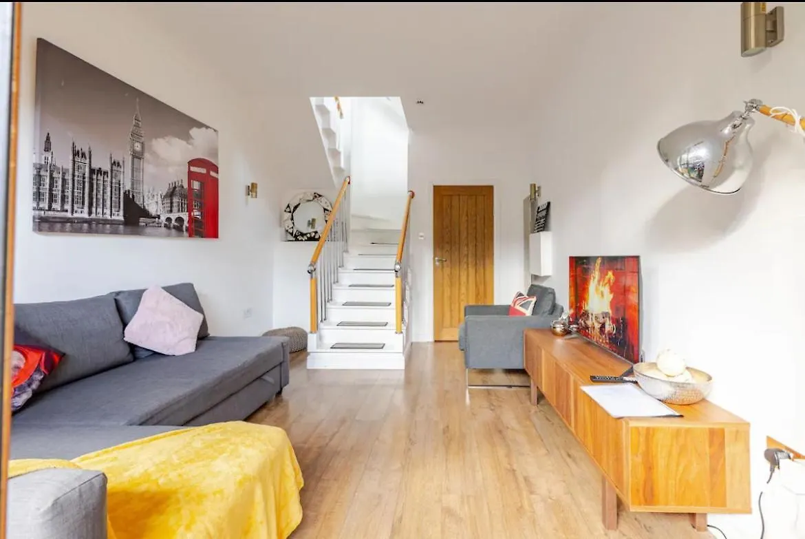 Bethel Suite Canning Town - Free Parking London Apartment